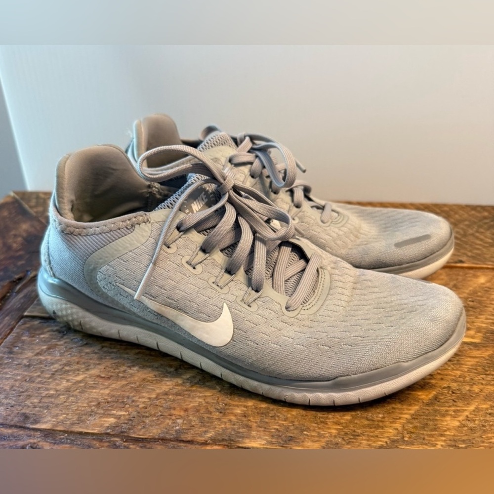 Women’s Nike Light Gray Running Shoes (Size 8)